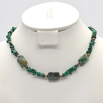 Collier malachite et jaspe, perles argentées, fil métallique, fermoir en argent sterling, env. 44 cm.