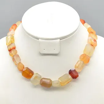 "MDI", designercollier van agaat, handgeslepen, 9 karaat gouden sluiting, metaaldraad, 20e eeuw.