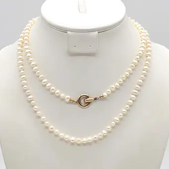 Parelsnoer, witte gekweekte parels, licht onrond, individueel geknoopt, vergulde sterling zilveren sluiting, 20e eeuw.
