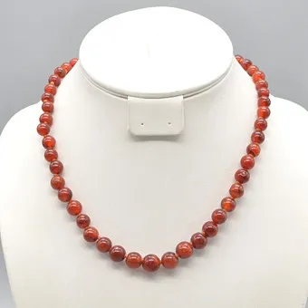 Collier de perles en cornaline, taille ordonnée, poli, vers 1950.