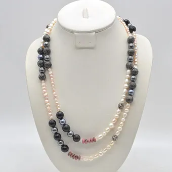 Collier mixte de perles de culture blanches et roses, pierre, verre et perles ornementales argentées, 20e siècle.