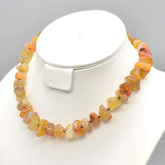 KARNEOL COLLIER, VERSILBERTE TRENNPERLEN, POLIERTE PERLEN, VERSILBERTER VERSCHLUSS, 20. JAHRHUNDERT.