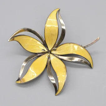 HROAR PRYDZ. DESIGNERBROSCHE, LILIE, STERLINGSILBER, EMAILLIERT, NORWEGEN, UM 1940.
