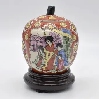 CHINESE BOX, GEISHAS AND FLOWERS, PORCELAIN WITH WOODEN BASE, BROWN, IN PUMPKIN SHAPE, CHINA, CIRCA 1960S.