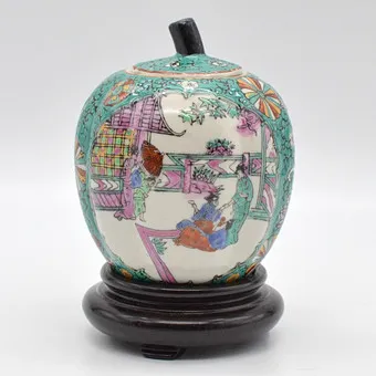 BOÎTE CHINOISE, GEISHAS DANS LE JARDIN, PORCELAINE AVEC BASE EN BOIS, VERTE, EN FORME DE CITROUILLE, CHINE, VERS 1960.