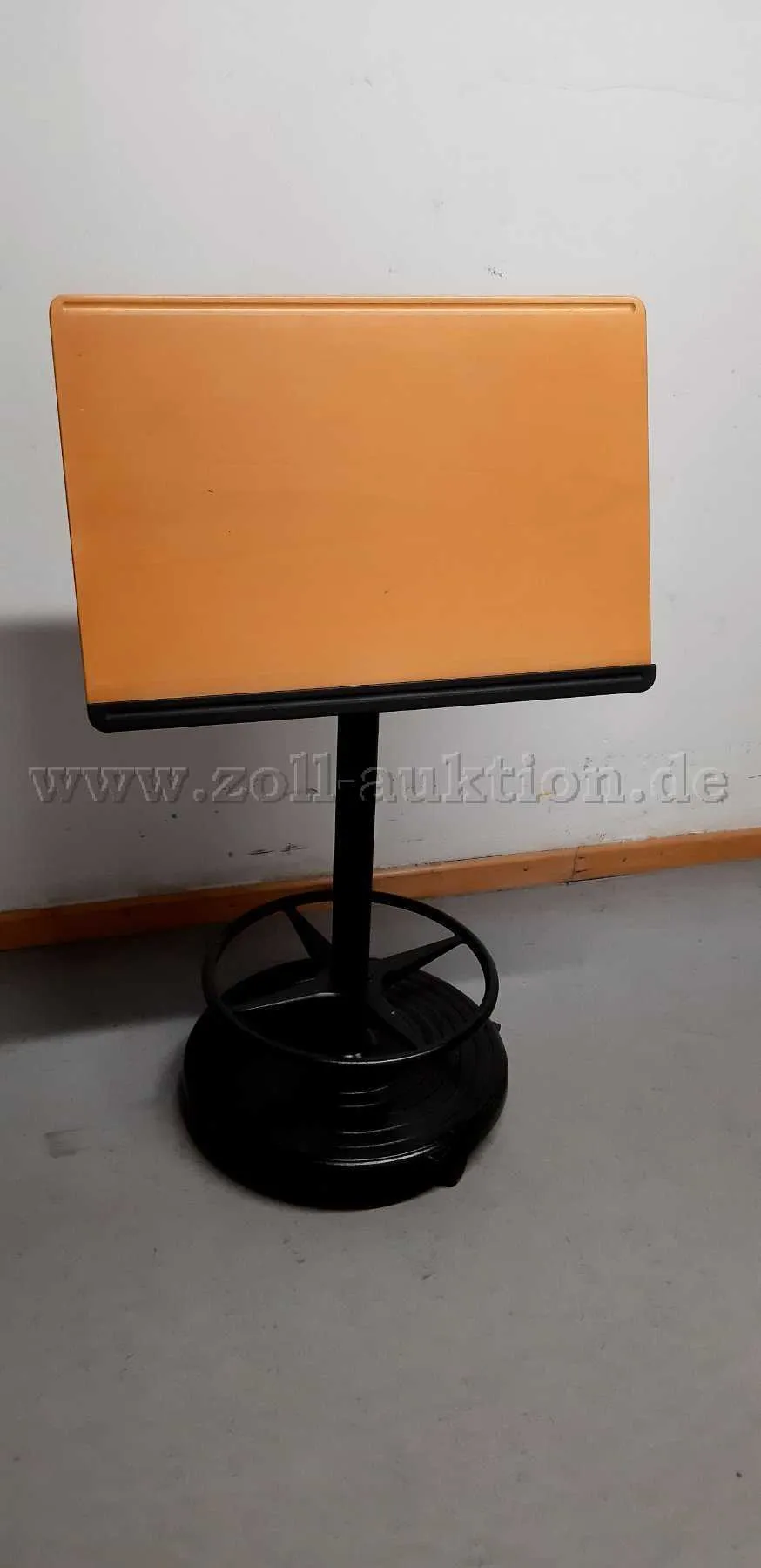 1 height-adjustable standing desk (veneer) from Officeplus GmbH
