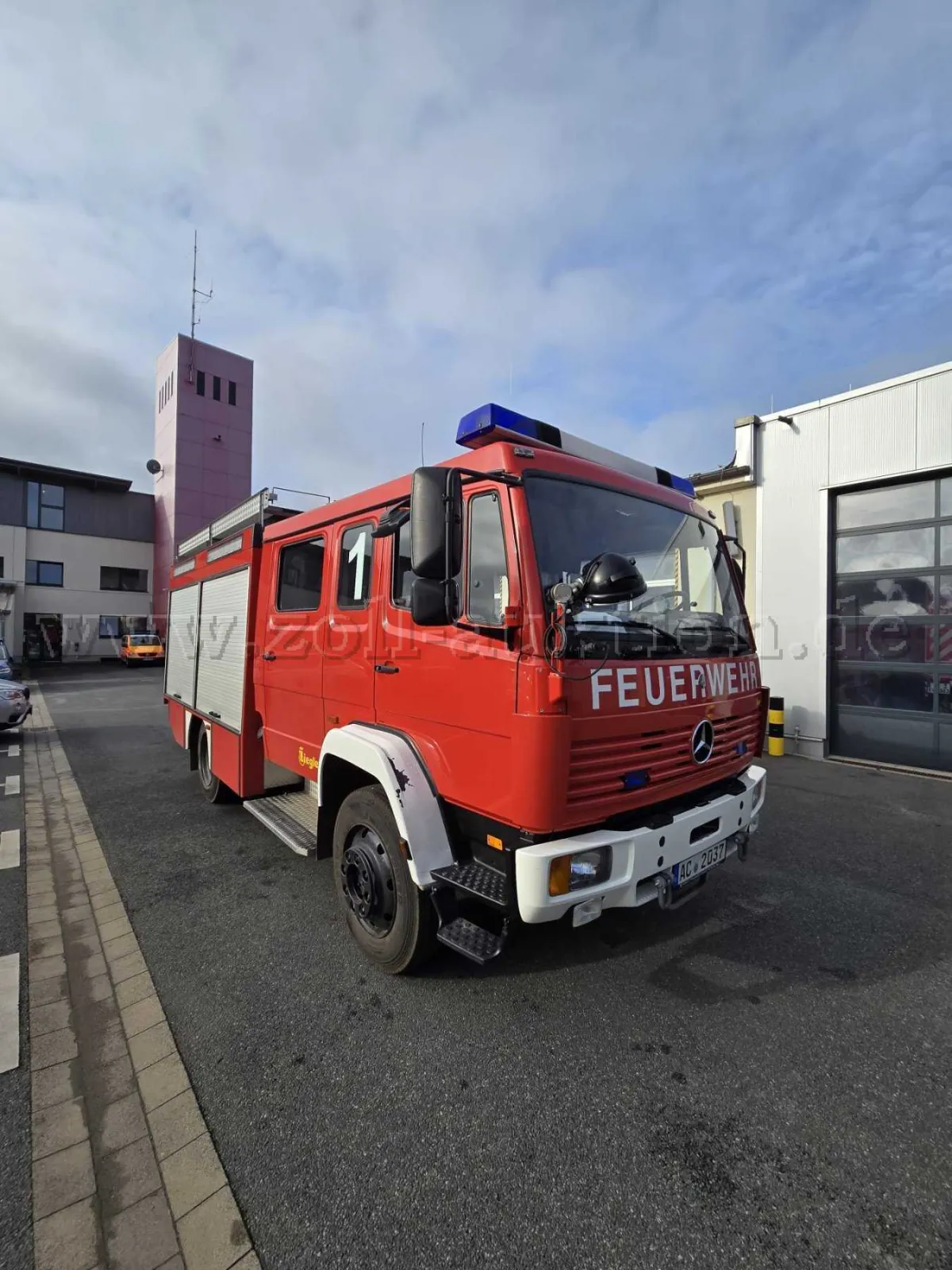 1 Mercedes Benz 1124