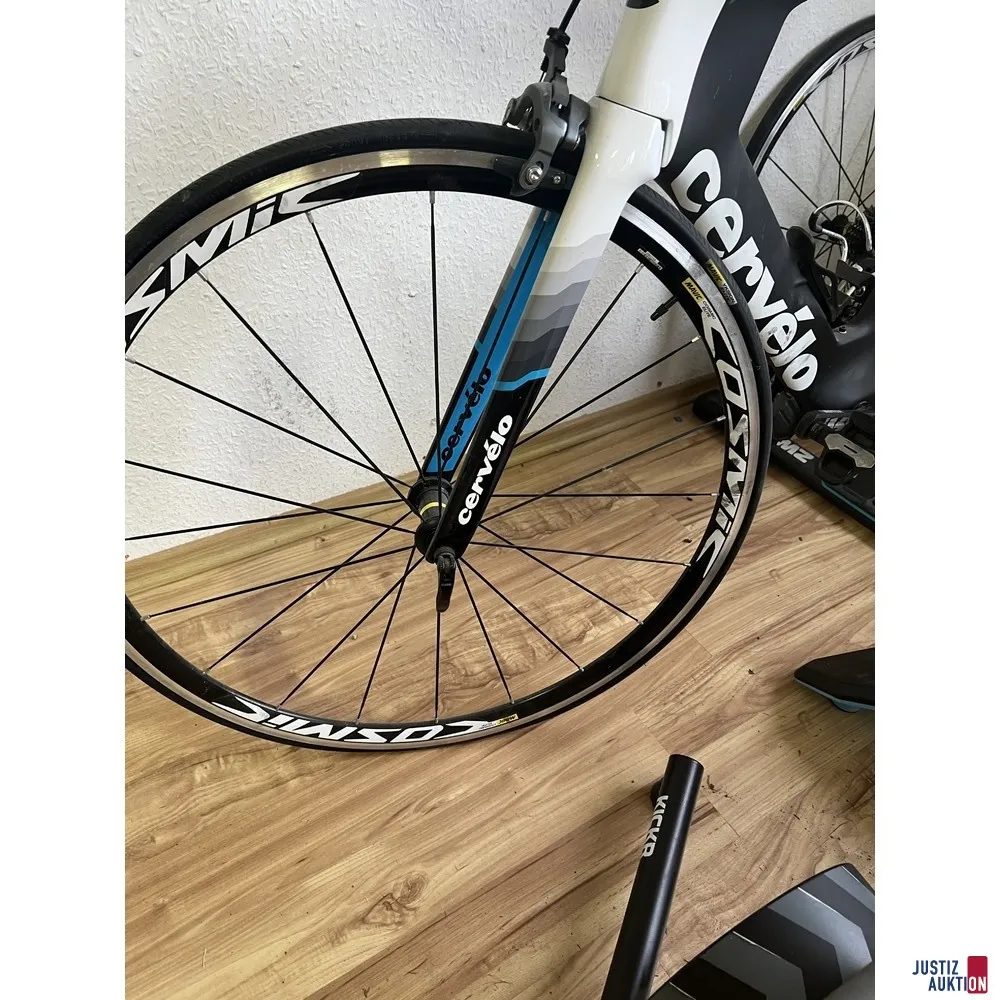 Rennrad cervélo P3 mit Direktantriebtrainer