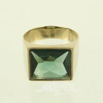 Ring mit grünem Farbstein