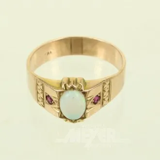 Ring met opaalcabochon en 2 kleine rode stenen