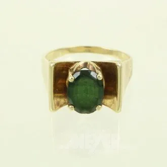 Ring mit grünem Farbstein