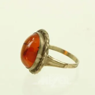 Ring mit Bernstein-Cabochon