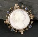 Pendant – 333 yellow gold, approx. 3.6 g total, carved cameo with female portrait in high relief, frame with colored stones and seed pearls, L= approx. 2.5 cm, 19th c.;