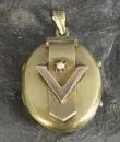 Pendentif – métal doré, médaillon ouvrant, avec décor géométrique appliqué et petite perle d'eau douce, H env. 5 cm