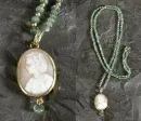 Hanger met ketting – 585 goud, ca. 15,8 g totaal, ketting afgewisseld met smaragd- en gouden kralen, bijpassende hanger met schelp camee, L ca. 75 cm