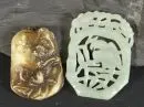 Anhänger, 2 Stück – grüner und bräunlicher Stein, geschnitztes und graviertes Dekor, L= ca. 4,7-5,7 cm;