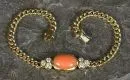 Armband – 750 GG, ca. 15,5 g total, Flachpanzerarmband, mittig Korallencabochon flankiert von 6 Brillanten mit gesamt ca. 0,5…
