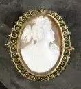 Brooch – 585 gold, approx. 19.2 g total, shell cameo with antique-style female portrait, openwork mounting, also…