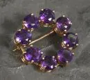 Brosche – 585 GG, ca. 4,4 g, Kreisform mit rund facettierten Amethysten, D= ca. 2,5 cm;