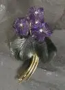 Broche – 585 or jaune, env. 7,6 g total, améthystes, jade et saphirs blancs en forme de bouquet de violettes, H= env. 4,5 cm