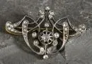 Brosche – 585 GG/Silber, ca. 11,5 g total, durchbrochen gearbeitete, stilisierte Blütenform mit Diamantrosen, L= ca. 5 cm,…