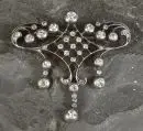Broche – 585 or jaune/argent, env. 17,5 g total, travail ajouré avec nombreux diamants taille ancienne, l= env. 5,3 cm, vers 1900