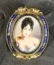 Broche – 750 or jaune, env. 13,0 g total, miniature avec portrait de femme dans un cadre émaillé, portable en pendentif, l= env. 3,3 cm