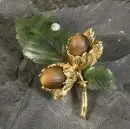 Broche – or 750, env. 16,4 g au total, brillant, jade, œil-de-tigre ?, forme d'une branche de noisetier, h= env. 5 cm