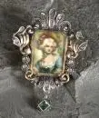 Broche – or 750/argent, env. 7,2 g au total, cadre ajouré style baroque, avec pendentif émeraude, miniature portrait, l= env. 3 cm, 19e s., portable aussi en pendentif