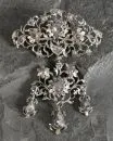 Brosche – Silber, reich durchbrochen gearbeitetes, florales Dekor mit Diamantrosen, 19. Jh., B= ca. 4 cm;