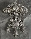 Broche – Argent, décor floral richement ajouré avec diamants roses, 19e s., l= env. 4 cm ;