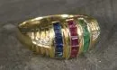 Bague femme – 750 or jaune, env. 5,2 g total, rubis, émeraudes et saphirs taille carrée, brillants, taille 53/54