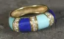 Damesring – 750 geelgoud, ca. 7,7 g totaal, gekante ringband, bezet met lapis lazuli, turkoois en brillanten, maat 54