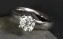 Damesring – 750 WG, ca. 11,1 g totaal, diamant, ca. 1,2 ct, slijpvorm - briljant, Top Cristal, gelig/VSI, maat 53