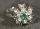 Damesring – 750 WG, ca. 3,0 g totaal, bloemvorm met smaragd- en diamantzetting, maat 53