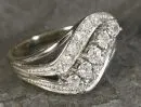 Damenring – 750 WG, ca. 4,0 g total, geschwungener Ringkopf, besetzt mit Brillanten, Größe 51/52;