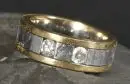 Herenring – 750 geelgoud/witgoud, ca. 30,1 g totaal, 2 briljanten van ca. 0,2 ct elk, maat 67;