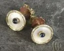 Ohrstecker, Paar – 585 GG, ca. 2,8 g total, Perlmutt- und Farbsteinbesatz, D= ca. 1 cm;