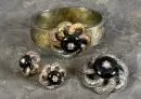 Parure de bijoux, 4 pièces – 585 or jaune, env. 53 g au total, bracelet rigide (l= env. 6,5 cm), broche (portable aussi en pendentif), paire de clous d'oreilles, émail…