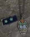 Schmuckteile, 3 Stück – Collier: 925 Silber, Form eines Blütenkorbs, besetzt mit Markasiten und farbigen Glassteinen, L= ca. 38 cm,…