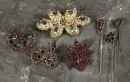 Éléments de bijoux, 7 pièces – argent/métal, 4 broches, 3 épingles, décors divers, garniture de grenats, plus grande L= env. 6 cm