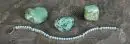 Turquoises, 4 pièces – 3 pierres brutes, 1 bracelet (métal), L= env. 18 cm ;