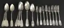 Pièces de couverts, 17 pièces – argent 13 lot/800, env. 768 g, manches partiellement avec monogramme gravé, 9 cuillères à soupe, 4 fourchettes…