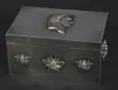 Coffret à couvercle – métal argenté, décoré tout autour d'abeilles en relief, couvercle avec portrait en relief "Napoléon Bonaparte", 6…