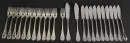 Service à poisson, 24 pièces – 12 fourchettes et 2 couteaux en argent 800, env. 683 g, manches à motif croisé, certains avec monogramme gravé, plus 10…
