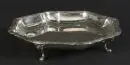 Coupe à pied – Argent 800, env. 668 g, 4 pieds courbés, bord ondulé et cannelé, H= 5 cm, D= 27 cm ;