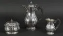 Koffieservies 3-delig "Bossard, Luzern" – 875 zilver, 1379 g totaal, golvende wand, koffiekan en melkkan met balustervormig lichaam en geëboniseerde houten handvatten, ovale suikerpot, H= 11-24 cm, circa 1900