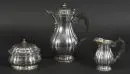 Service à café 3 pièces "Bossard, Luzern" – argent 875, 1379 g au total, paroi ondulée, cafetière et pot à lait à corps balustre et anses en bois ébonisé, boîte à sucre ovale, H= 11-24 cm, vers 1900