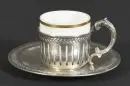 Tasse à moka avec soucoupe – argent 925, env. 34 g, avec insert en porcelaine (fêlé), vers 1900, soucoupe bosselée