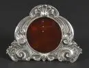 Cadre photo sur pied – argent 925, env. 80 g, cadre incurvé avec décor richement ciselé, support sur plaque en plastique rouge, H= 9…